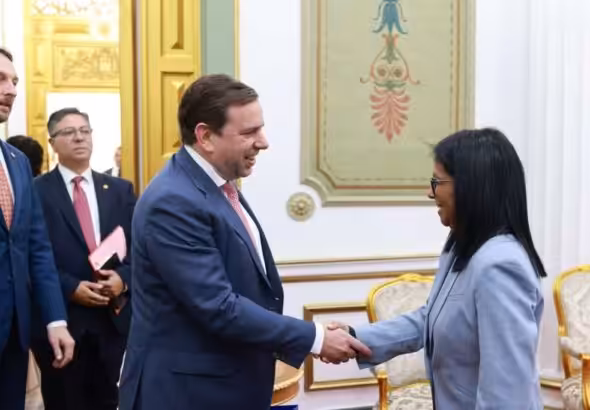 Venezuelan Acting President Delcy Rodríguez shakes hands with Adam Lowmass, regional vice president of Shell, February 26, 2026. Photo: Venezuelan Presidential Press.
