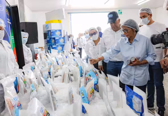 Acting President Delcy Rodríguez during an inspection of the Pacific Seafood Fish Processing Plant in Cumaná, Sucre state. Photo: Prensa Presidencial.