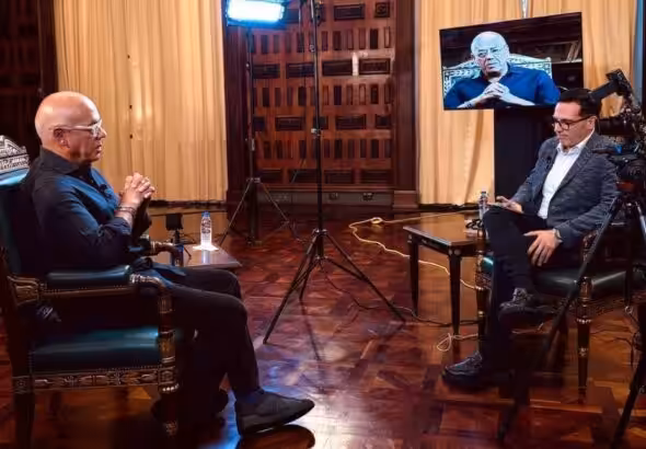 Venezuela’s National Assembly President Jorge Rodríguez speaks with journalist Luis Olavarrieta. Photo: Asamblea Nacional / Willmer Errades.