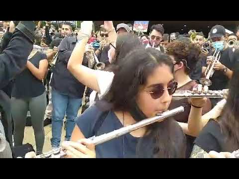 Cacerolazo sinfónico Medellín. El pueblo unido jamás será vencido.