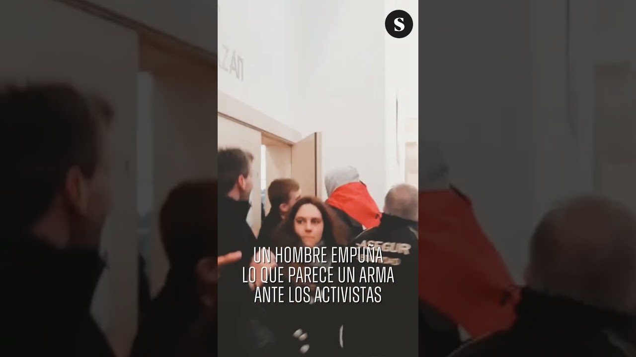 Un hombre apunta con un arma a activistas propalestinos en una protesta en la UCM de Madrid