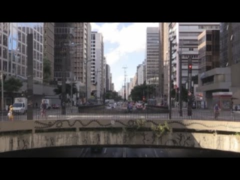 Bolsonaro llama a la COVID-19 "gripecita" y cuestiona el confinamiento