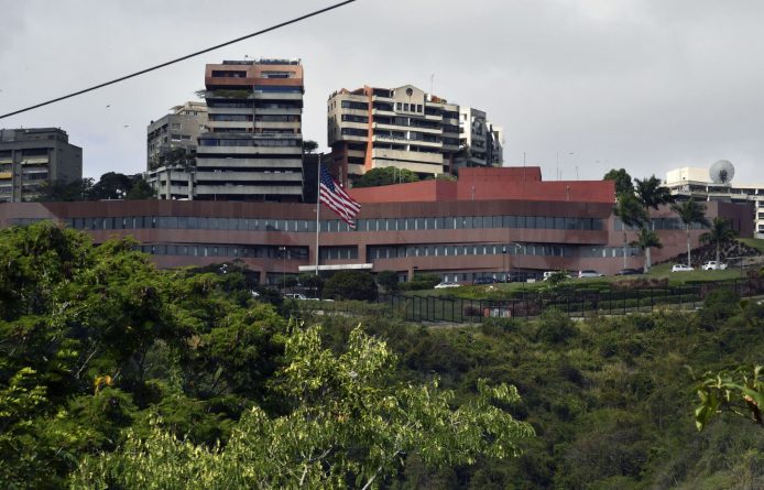 The U.S. Embassy building in Caracas is seen Thursday, a day after Venezuelan President Nicolas Maduro broke off diplomatic ties with the U.S. Maduro announced on Wednesday he was breaking off diplomatic ties with the United States after counterpart Donald Trump acknowledged opposition leader Juan Guaido as the South American country's "interim president." | AFP-JIJI