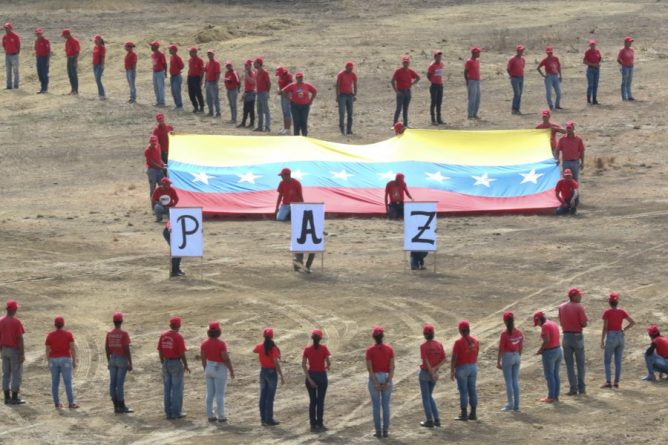 DzE9iazWoAApTie.jpglarge