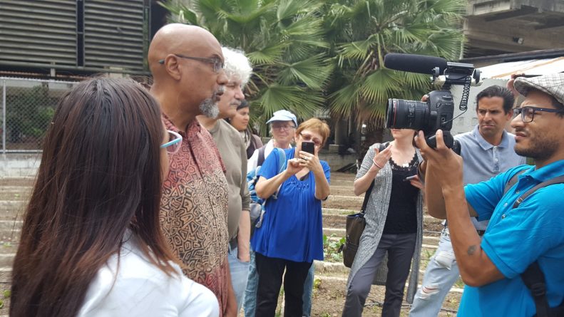 Delegation+at+Caracas+community+garden