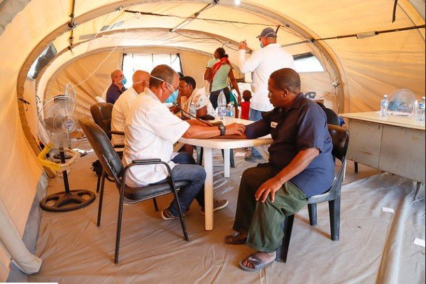 2-médicos-cubanos-en-mozambique