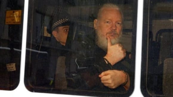 julian-assange-arrestado-en-londres-01-580x326
