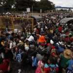 los-migrantes-echaron-abajo-la-reja-en-la-frontera-guatemalteca-efe-1