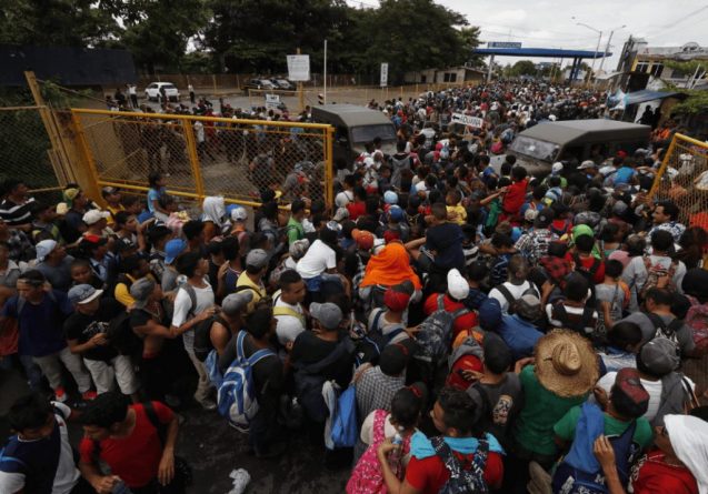 los-migrantes-echaron-abajo-la-reja-en-la-frontera-guatemalteca-efe-1