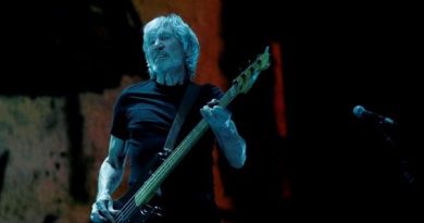 roger_waters_urge_madonna_not_to_play.jpg_1718483346