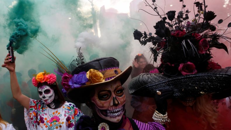 women_mexico_day_of_dead
