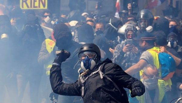 yellow_vests_brick_thrown_reuters.jpg_1718483346