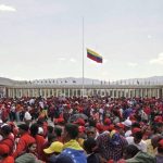 El_pueblo_venezolano_acompaña_los_restos_de_su_presidente_Hugo_Chávez_Frías_en_la_Academia_Militar-768x480