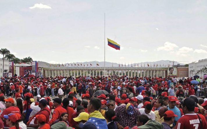 El_pueblo_venezolano_acompaña_los_restos_de_su_presidente_Hugo_Chávez_Frías_en_la_Academia_Militar-768x480