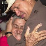 chc3a1vez-abrazando-a-sec3b1ora