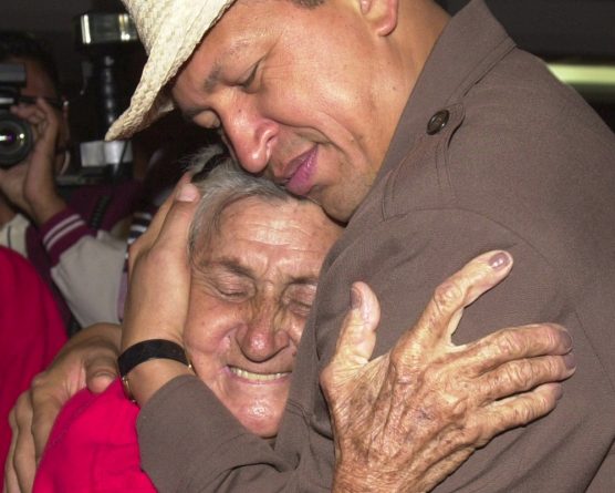 chc3a1vez-abrazando-a-sec3b1ora