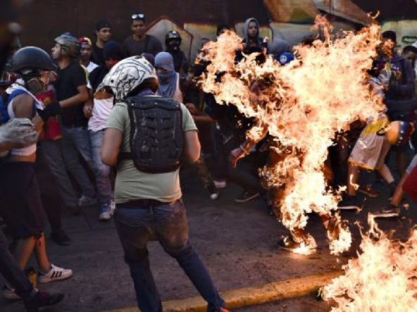 orlando-figuera-siendo-quemado