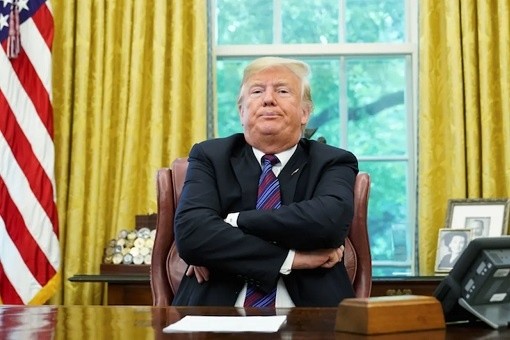 Donald-Trump-Fold-Arms-in-Oval-Office