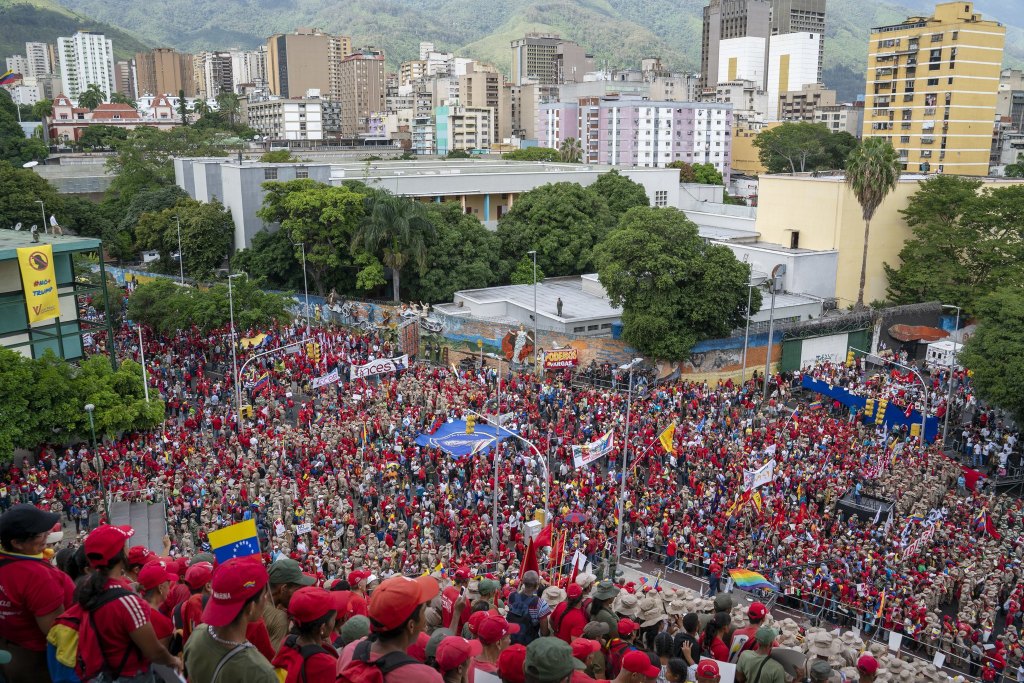 Venezuela-no-more-Trump-protest-crowd-stairs-of-El-Calvario.jpg