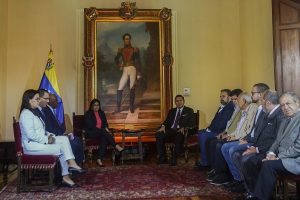 mesadialogobertuchi_we51441568832949-768x512