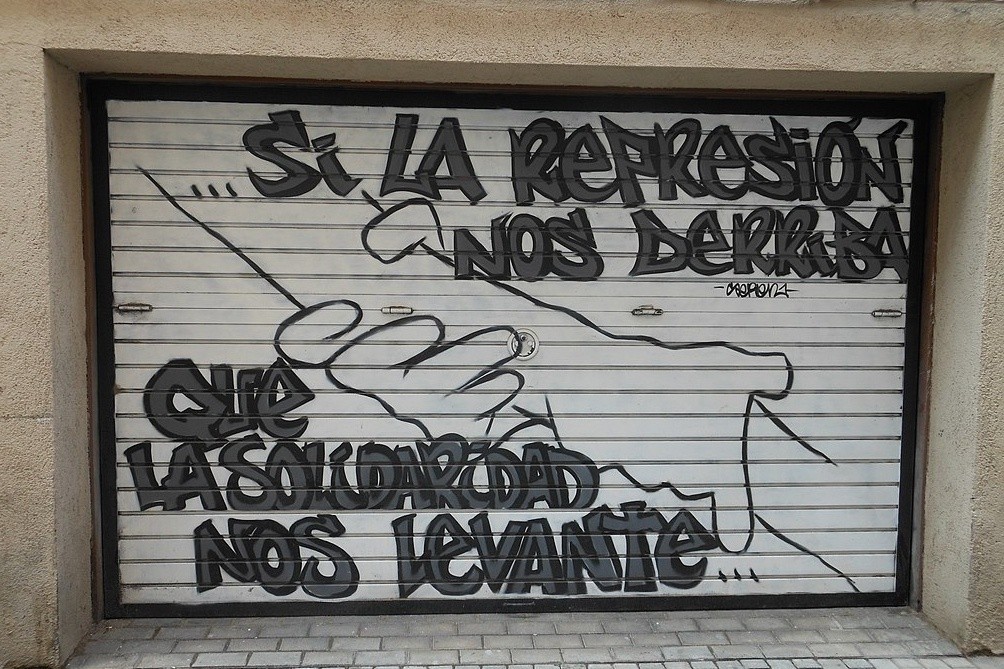1024px-Si_la_represión_nos_derriba,_que_la_solidaridad_nos_levante_DSCN3200