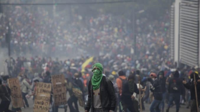 manifestantes-ecuador-medidas-economicas-678x381