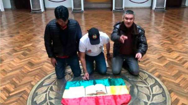Luis-Fernando-Camacho-Bolivia-palacio-dios