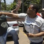 Simpatizante-I-de-Guaidó-recibe-un-golpe-frente-a-la-Embajada-de-Venezuela-en-Brasilia.-Redes-540x330