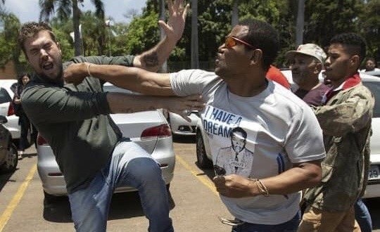 Simpatizante-I-de-Guaidó-recibe-un-golpe-frente-a-la-Embajada-de-Venezuela-en-Brasilia.-Redes-540x330