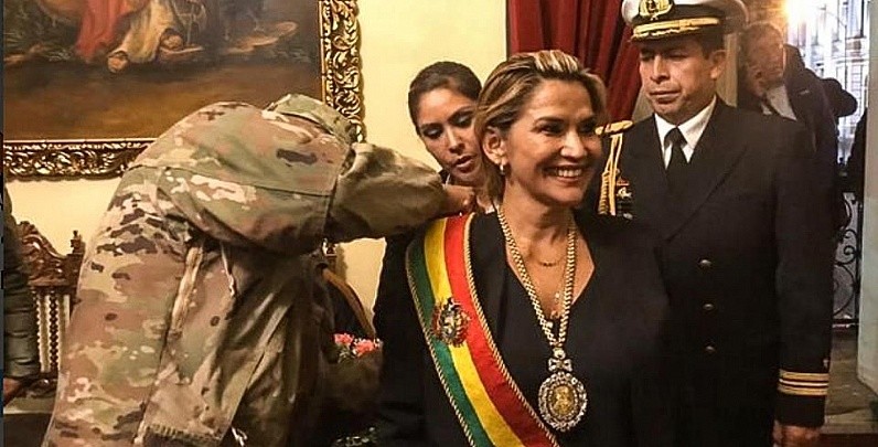 Anez-Receives-Presidential-Sash