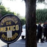 police_officers_stand_guard_next_to_mexicoxs_embassy_in_la_pazx_boliviax_dec__24x_2019.jpg_1718483346.jpg