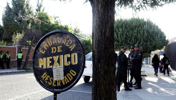 police_officers_stand_guard_next_to_mexicoxs_embassy_in_la_pazx_boliviax_dec__24x_2019.jpg_1718483346.jpg