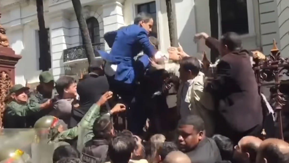 Juan-Guaido-National-Assembly-vote-fence