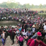 h5-mexican-soldiers-attack-central-american-migrant-caravan-arresting-800