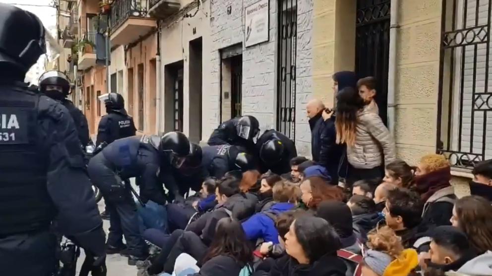 Spain: Neighbors and Activists Avoid the Eviction of a 92-Year-Old in ...