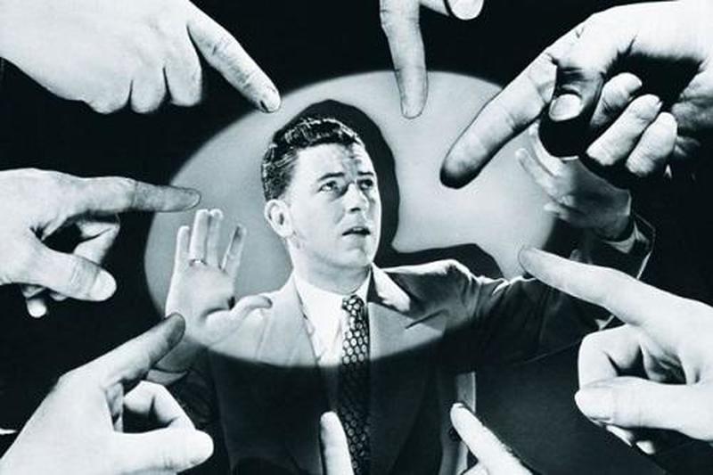 hands-point-to-man_1