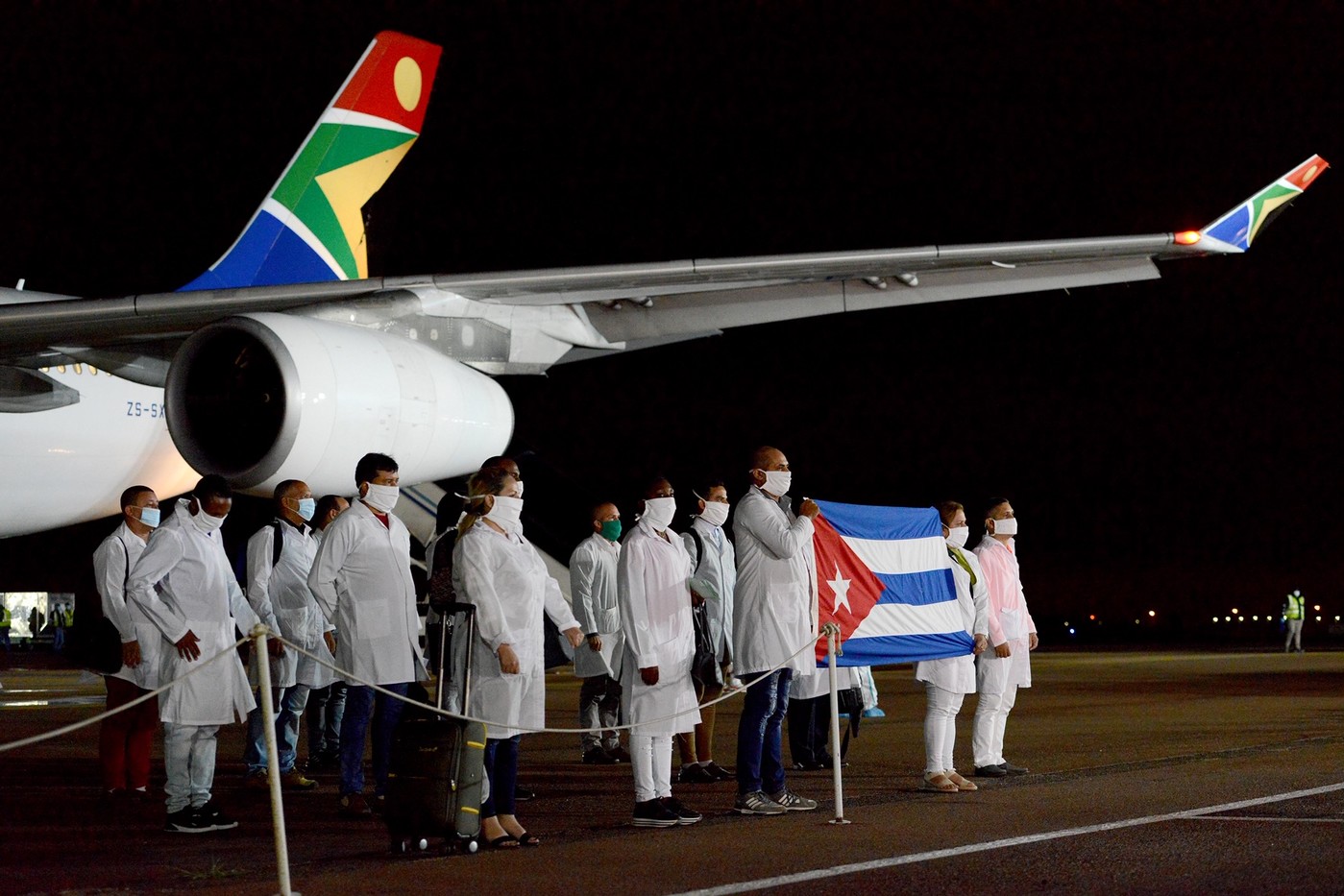 L-equipe-medicale-cubaine-arrivee-Pretoria-27-avril-2020_0_1399_933
