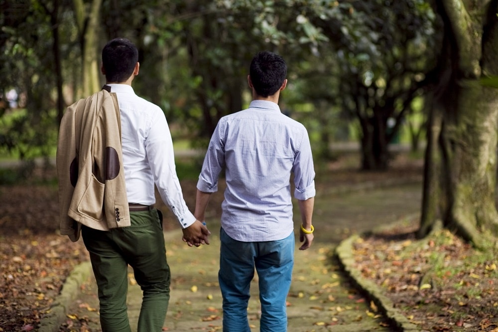 gay-couple-holding-hands