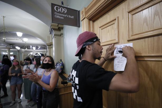 ap_20171630157191_slide-376e3b14dddb1b1b395ed2aa56ca390a7e732824-s800-c85