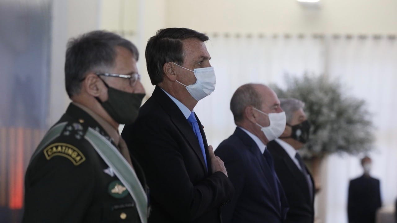bolsonaro-mask-planalto-2