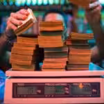 efectivo-economC3ADa-venezuela-salario-bolivares-bloomberg