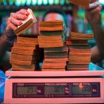 efectivo-economC3ADa-venezuela-salario-bolivares-bloomberg