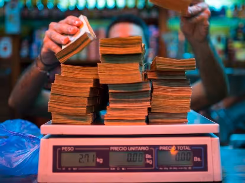 efectivo-economC3ADa-venezuela-salario-bolivares-bloomberg
