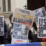 Simpatizantes de Julian Assange se reúnen en los exteriores de