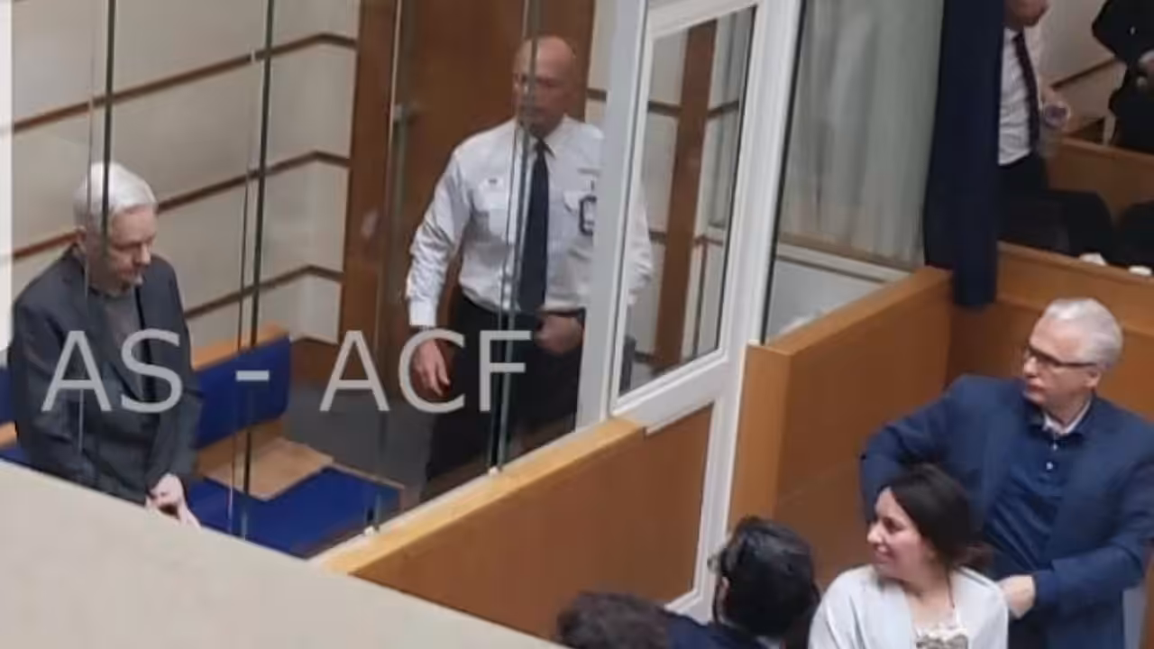 Julian-Assange-court-UK-glass