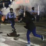 policia-carga-contra-los-manifestantes-que-protestaban-contra-muerte-hombre-negro-por-los-disparos-dos-agentes-noche-del-lunes-filadelfia-1603802320942