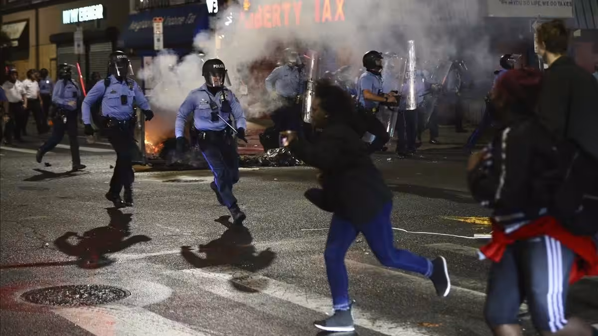 policia-carga-contra-los-manifestantes-que-protestaban-contra-muerte-hombre-negro-por-los-disparos-dos-agentes-noche-del-lunes-filadelfia-1603802320942