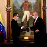 The Venezuelan Foreign Minister, Jorge Arreaza (left), and the charge d'affaires of Spain in Venezuela, Juan Fernández Trigo. November 17, 2020.
