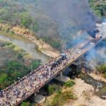 La batalla de lo puentes by Carlo Azpurua
