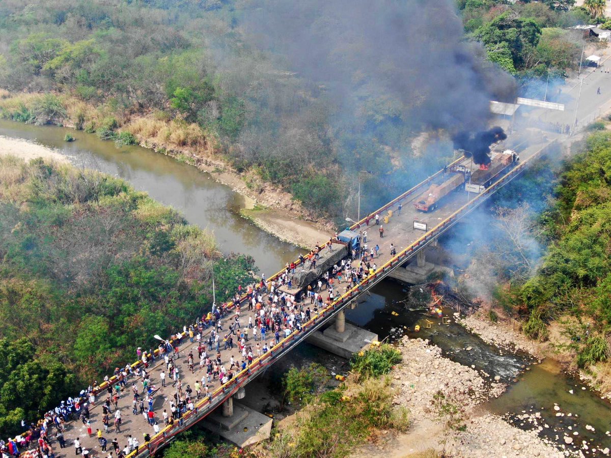 La batalla de lo puentes by Carlo Azpurua
